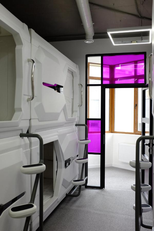 Av-1 Capsule Hotel Киев Экстерьер фото