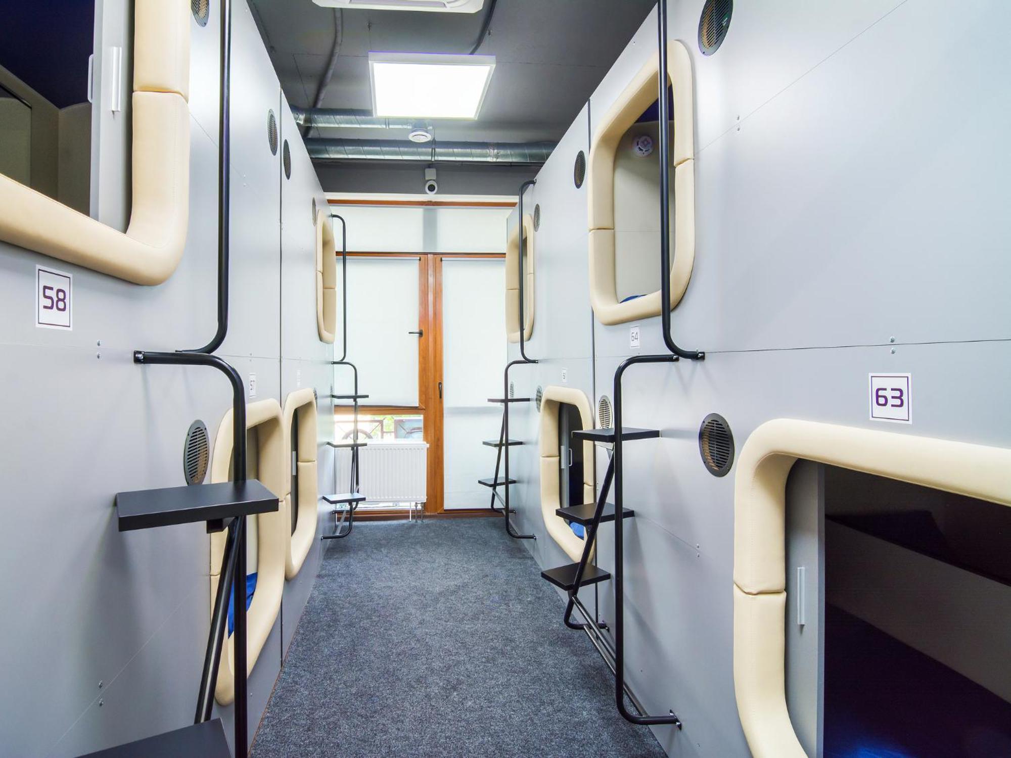 Av-1 Capsule Hotel Киев Экстерьер фото